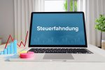 Aufgeklappter Laptop mit Schriftzug Steuerfahndung